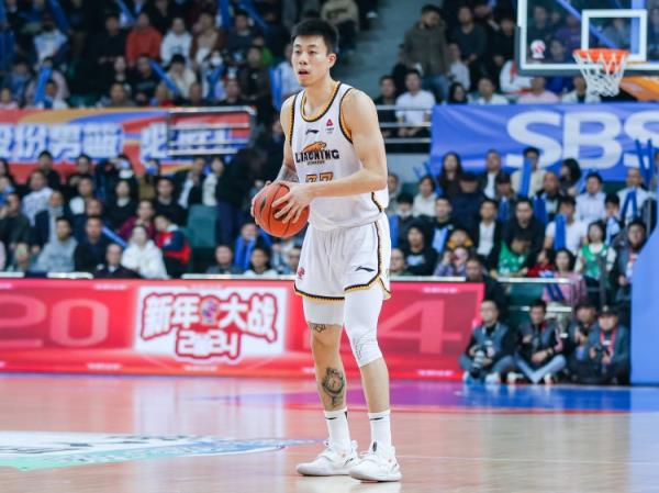 屋漏偏逢連夜雨！張鎮(zhèn)麟7中1僅得2分2板4助 末節(jié)受傷離場(chǎng)